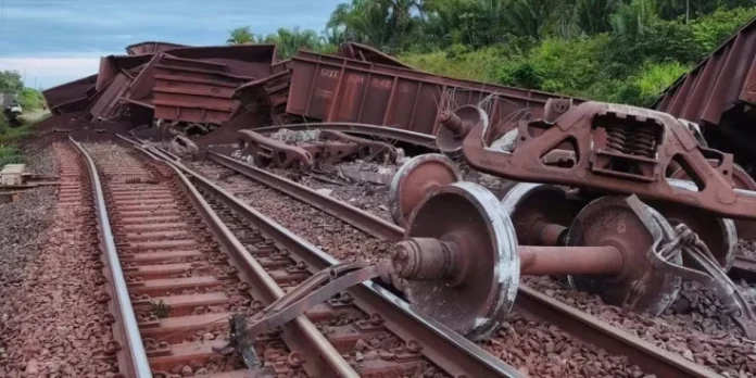 Um trem de minério descarrilou na Estrada de Ferro Carajás entre Maranhão e Pará, provocando a suspensão das viagens de passageiros. A Vale oferece remarcação ou reembolso das passagens.