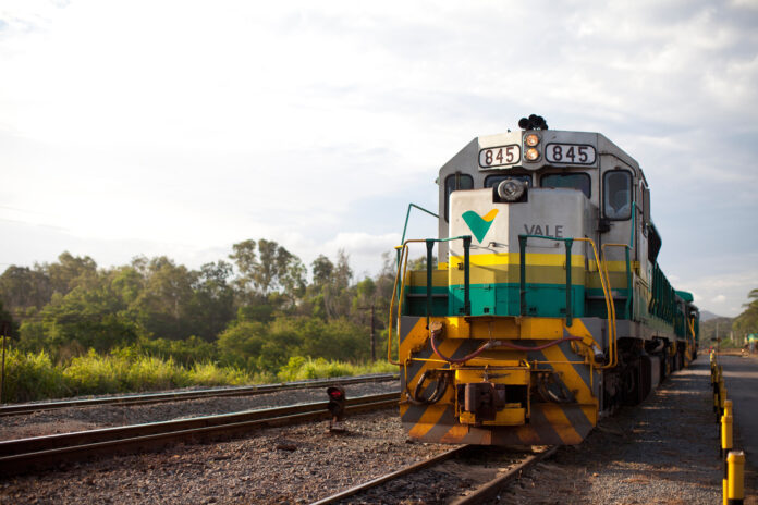 A Vale anunciou investimento de R$ 1 bilhão para implantar tecnologia de segurança ferroviária nas ferrovias Carajás e Vitória a Minas, ampliando o monitoramento em tempo real e a eficiência operacional