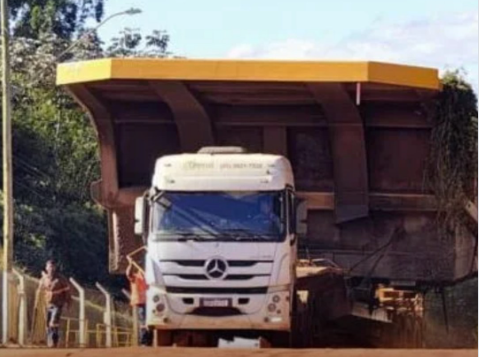 mina Transporte de uma báscula de grandes dimensões provoca lentidão em rodovias de Itabira nesta segunda-feira (20). A operação é escoltada pela Polícia Militar Rodoviária
