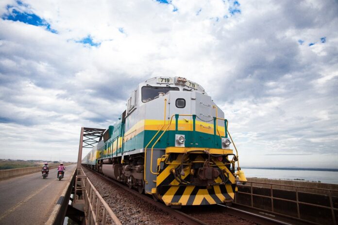 trem-de-passageiros-da O Trem de Passageiros da Estrada de Ferro Carajás retomará as viagens nesta terça-feira (7), após suspensão temporária. Passageiros afetados poderão remarcar bilhetes ou solicitar reembolso em até 30 dias.