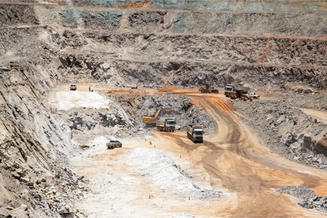 Sigma Lithium retoma operações no Vale do Jequitinhonha após TAC com Minas Gerais e prevê R$ 600 milhões em investimentos e aumento da produção de lítio.