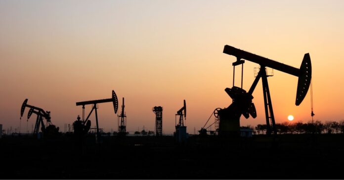Conflito no Oriente Médio, redução do tráfego marítimo em rotas estratégicas e queda dos estoques nos Estados Unidos impulsionaram os preços da commodity em julho