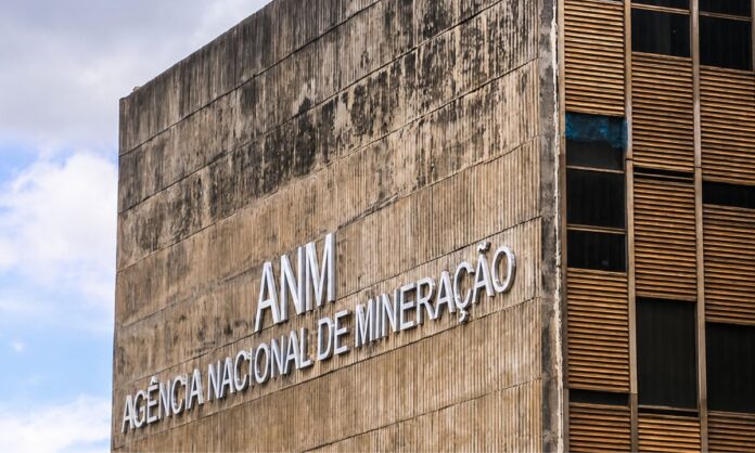 Cruzamento de dados da ANM mostra que 68,8% das concessões de lavra no estado não registraram pagamento de Cfem; cenário reacende debate sobre especulação mineral, fiscalização e retenção de direitos minerários