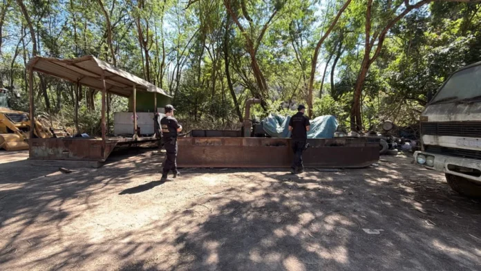 Polícia Federal cumpre 3 mandados em Timóteo e Jaguaraçu e apreende dragas, balsas, caminhões e máquinas durante investigação de mineração ilegal.