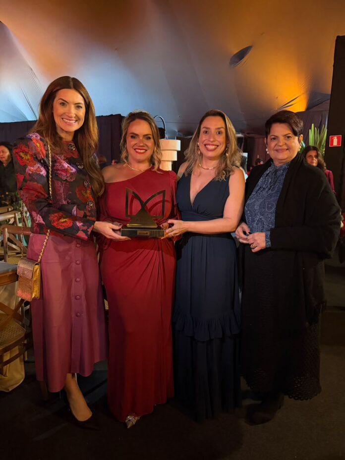 Carolina Alvarenga, CEO da Geoflora, recebeu reconhecimento na 8ª edição do Fórum Estadual das Mulheres Empreendedoras, evento realizado em Santa Bárbara que valoriza a liderança feminina e o desenvolvimento econômico em Minas Gerais