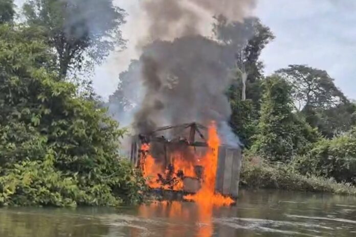 Governo de Mato Grosso determina processo para calcular prejuízos e ressarcir garimpeiros após seis balsas serem queimadas em operação no rio Peixoto
