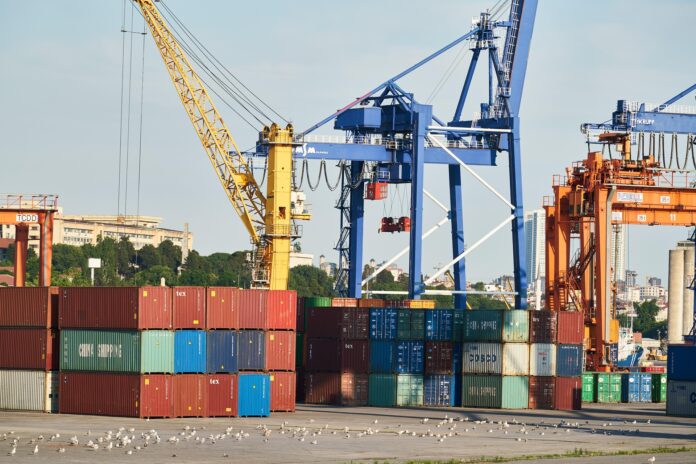 Governo brasileiro avalia taxar ou restringir a exportação de terras raras pouco processadas enquanto Senado analisa o PL 2.780/2024 e novas regras para minerais críticos