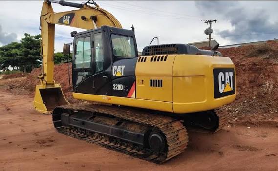 Escavadeira Caterpillar 320 retirada de área da Vale é encontrada após horas de buscas em uma região de mata em Serra Pelada, no Pará