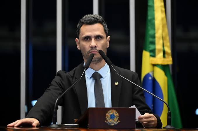 Datafolha aponta Cleitinho com 32% das intenções de voto para o Governo de Minas Gerais, seguido por Patrus Ananias e Alexandre Kalil, com 12% cada.