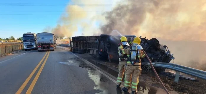 Carreta carregada de minério tomba e pega fogo na BR-354, perto de Formiga, e incêndio atinge cerca de 7 hectares de vegetação