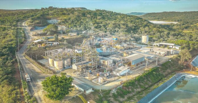 A Jaguar Mining pretende iniciar em 2027 a construção da nova mina de ouro em Onça de Pitangui. O projeto poderá representar 33% da produção da empresa e aguarda a Licença de Instalação