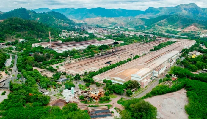 Aperam mantém linha de aço elétrico em Timóteo operando com 50% da capacidade, enquanto importações de motores e custos industriais pressionam a produção