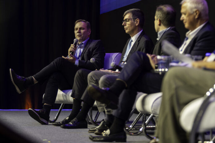ABM Week - O presidente da Samarco, Rodrigo Vilela, participa do Fórum de Líderes - crédito ABM Samarco conquista dois prêmios na ABM Week por tecnologia para reduzir emissões e projeto que combina análise hiperespectral e inteligência artificial.