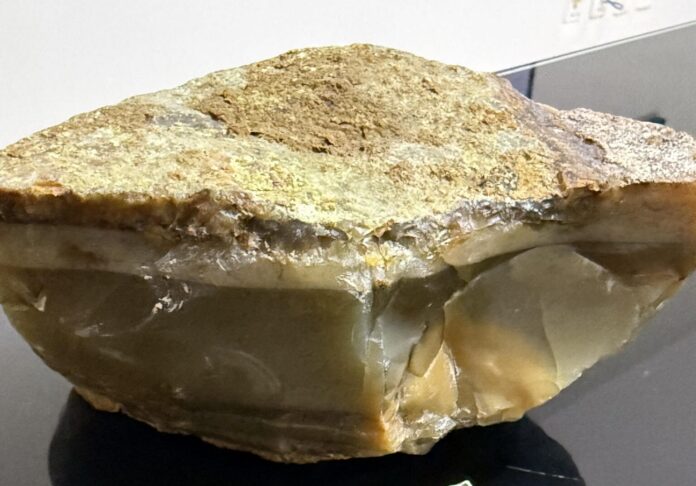 Pesquisadores identificam opala verde em Castelo do Piauí e iniciam estudos sobre composição, qualidade, lapidação e potencial econômico da nova ocorrência mineral