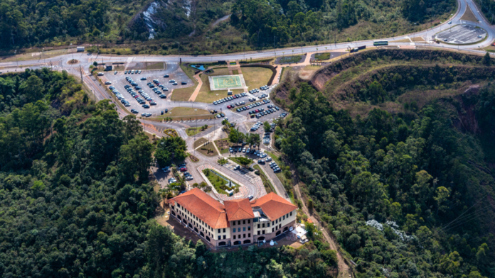Mina de Águas Claras Em Nova Lima, a antiga área de mineração da Mina de Águas Claras terá novas funções ligadas ao lazer, turismo e preservação, incluindo conexão com a Serra do Curral e quase 108 mil m² incorporados a parque