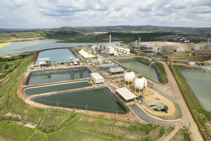 EuroChem reduz temporariamente a produção em Serra do Salitre e suspende contratos de 450 trabalhadores, que terão benefícios mantidos e passarão por cursos de qualificação.