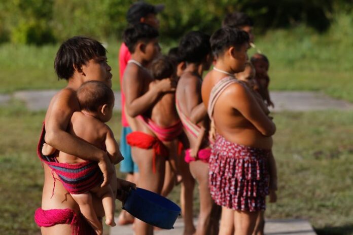 Justiça Federal bloqueia mais de R$ 145 milhões de quatro empresas investigadas por suposto garimpo ilegal de ouro e cassiterita na Terra Yanomami.