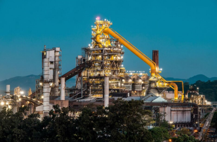 Usiminas registra instabilidade pontual no Alto-Forno 3 e explica emissão de fumaça escura e ruído após acionamento do sistema de segurança.