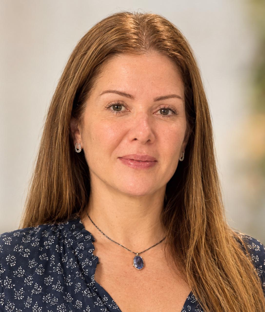 Melissa Barcellos Martinelle é advogada, doutoranda em Ciências Sociais e Jurídicas e especialista em Direito Constitucional, Tributário e Economia de Empresas. Com trajetória na administração pública, atuou como secretária municipal em Itabira, procuradora tributária de Porto Seguro, diretora-geral do IPEM/MG, gerente da Gasmig e subsecretária da SEDE/MG, além de integrar conselhos e órgãos estaduais. Também participa de iniciativas relacionadas à regularização fundiária e à gestão de imóveis públicos, é coautora da obra REURB por mulheres e palestrante em eventos sobre Regularização Fundiária Urbana.