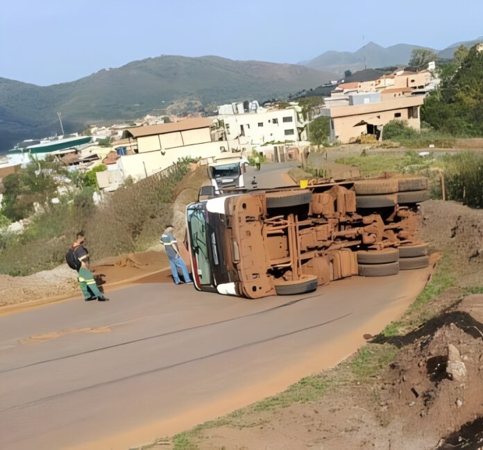 Caminhão carregado com minério tombou perto da comunidade do Castro, em Barão de Cocais. Acidente ocupou parte da via e chama atenção para o trânsito de veículos pesados.