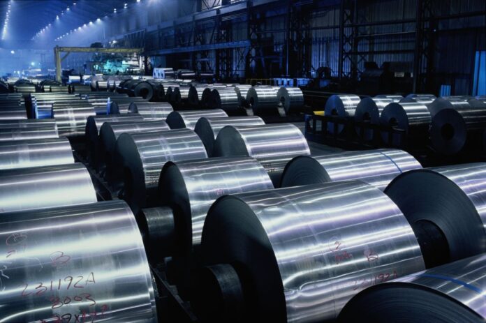 O alumínio pode ganhar protagonismo no Brasil com a eletrificação, novas redes de energia e mobilidade. Demanda global pelo metal pode crescer 40% até 2030
