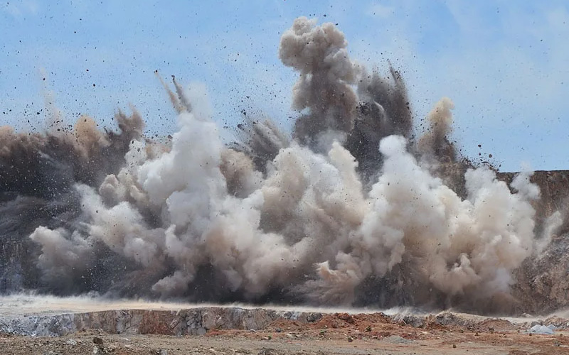 detonacao-de-rochas-construcao-rodovias-ferrovias Detonação de rocha na área da Vale, em Brucutu, pode interromper temporariamente o trânsito da MG-436 nesta quarta-feira (30), às 15h.