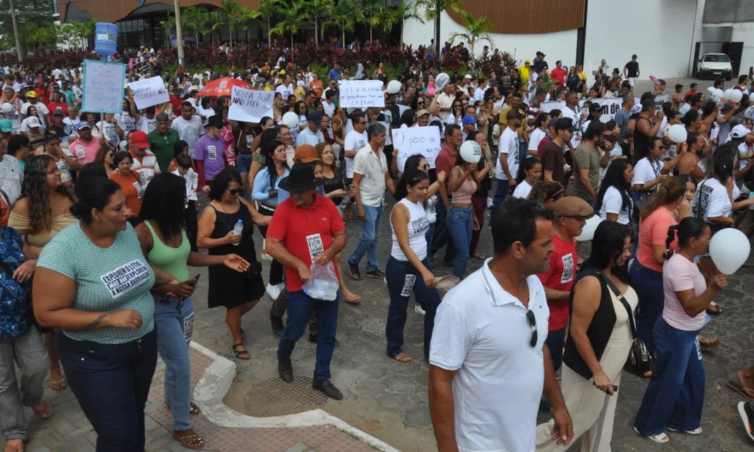 Manifestação em Salinas questiona autorização do Igam para a PLS Brasil Mineração captar 150 mil litros de água por hora da barragem para o Projeto Colina, focado na extração de lítio