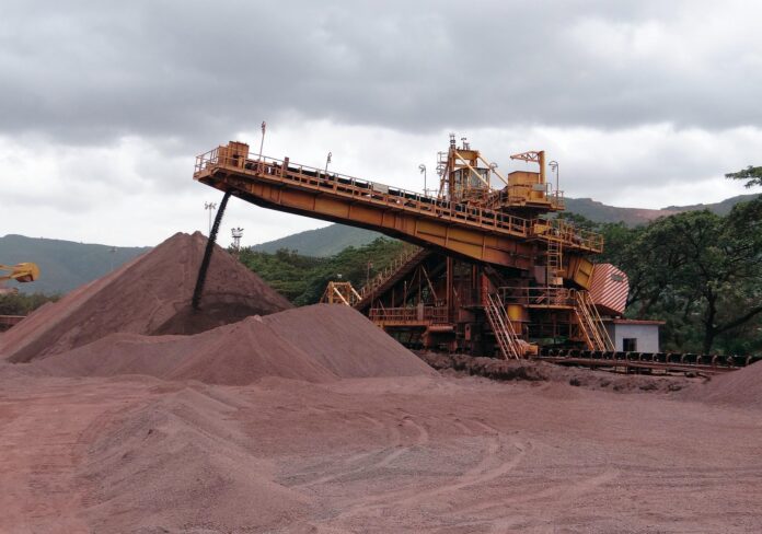 Minério de ferro chega a US$ 98,70 por tonelada com expectativa de maior demanda chinesa, enquanto alta pode repercutir em cidades de Carajás