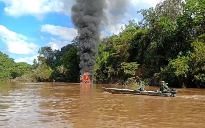 Polícia Militar de Meio Ambiente registra mais de 20 casos de garimpo ilegal no Rio Verde em 2026 e prende seis adultos durante operação em Três Corações