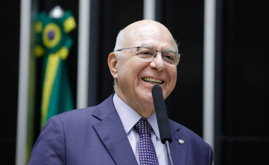Arnaldo Jardim, relator do PL 2.780/2024, recebe o título de Eminente Engenheiro do Ano 2026 após a criação do marco legal dos minerais críticos