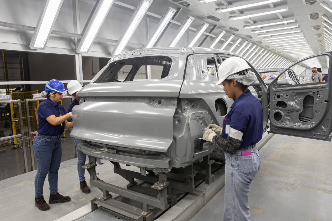 BYD amplia a fábrica de Camaçari, prepara novos galpões de produção e prevê contratar 1.600 trabalhadores para avançar na nacionalização de veículos até 2027.