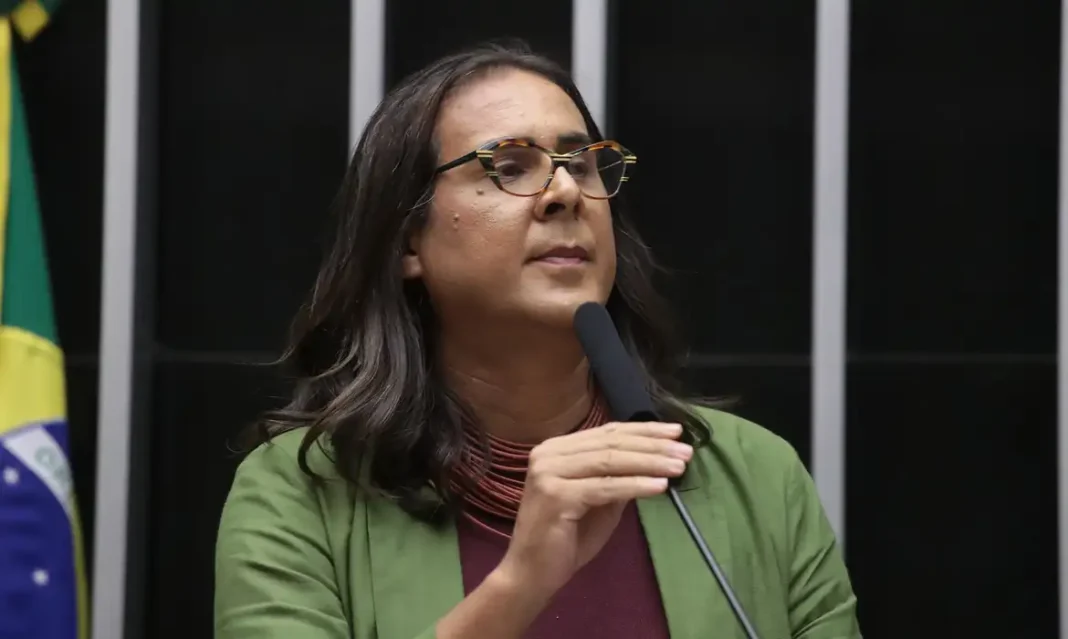 Um suspeito de agredir Duda Salabert e um engenheiro ambiental durante fiscalização de mineração ilegal em Nova Lima foi preso pela Polícia Civil de Minas Gerais.