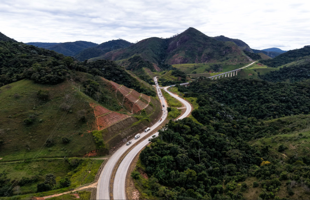 BR-381/MG deve receber 285 mil veículos entre 9 e 12 de outubro, com movimento 18,4% maior e operação especial da concessionária