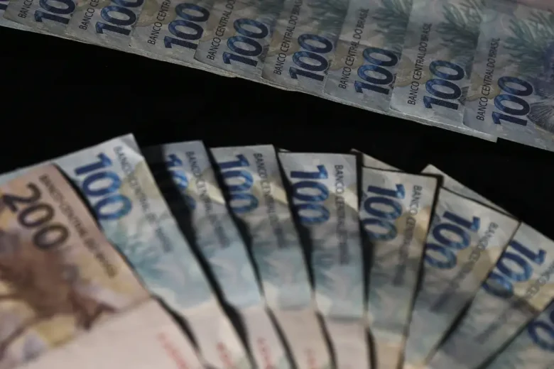 Avanço do endividamento, juros elevados e aumento das despesas obrigatórias pressionam as contas públicas; governo atribui parte do crescimento da dívida à Selic e a compromissos fiscais anteriores