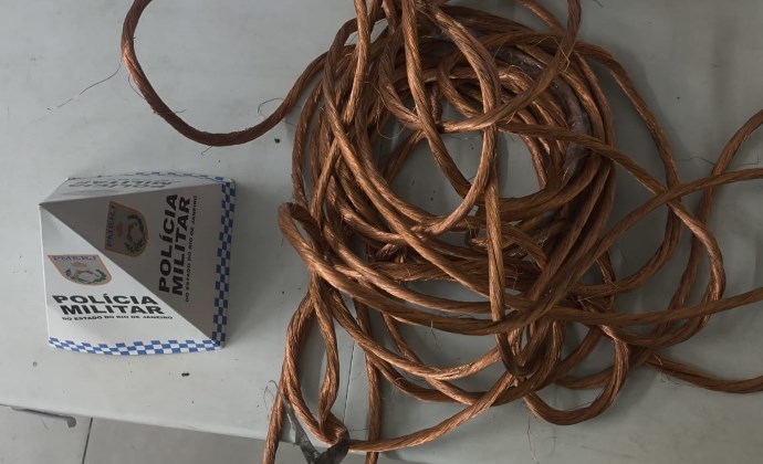 IMG_2050 Jovem de 26 anos foi flagrado ao tentar sair da Usina Presidente Vargas, em Volta Redonda, com fios de cobre enrolados na cintura e presos com fita adesiva