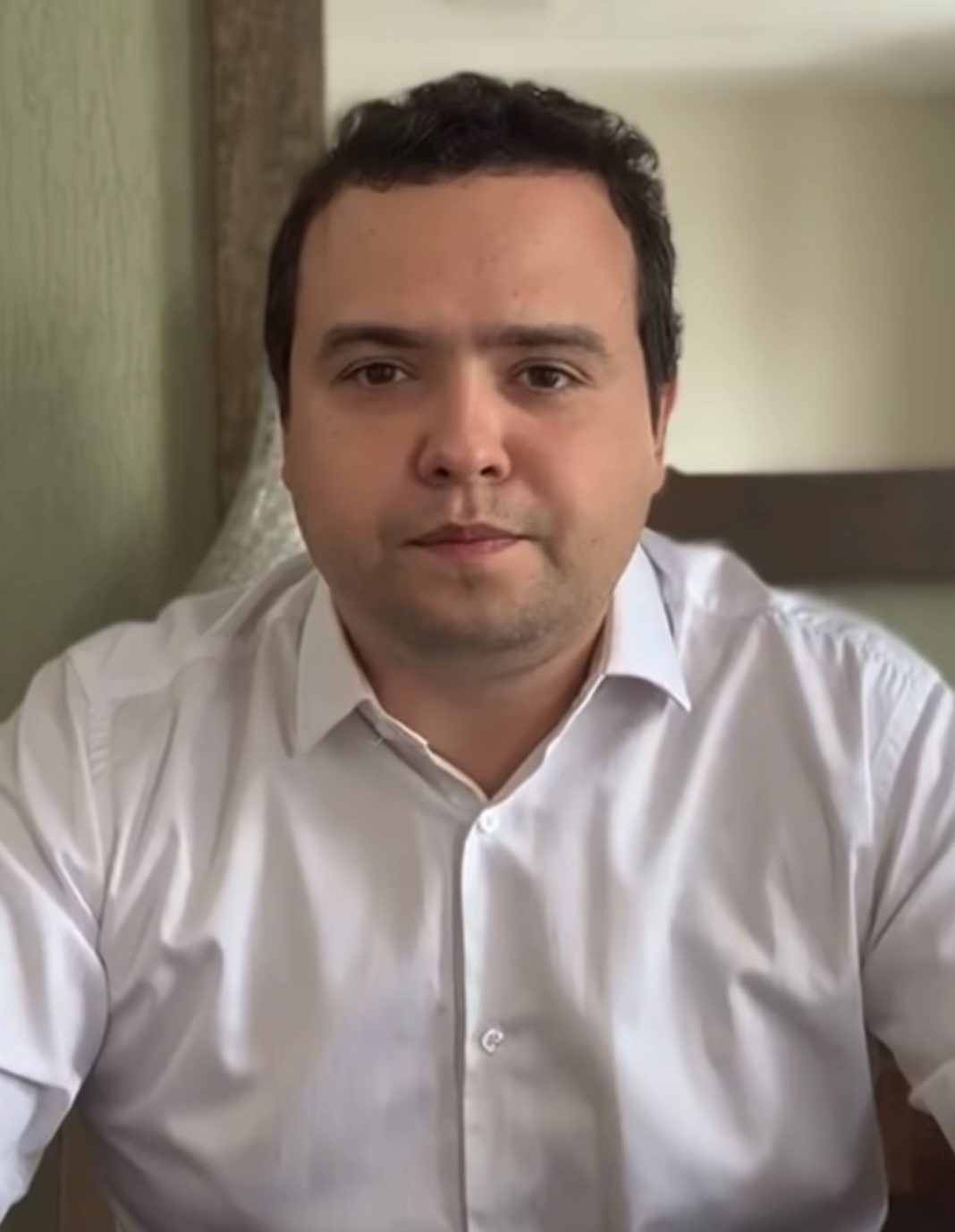 Otacílio Costa afirmou que a decisão foi tomada após denúncia recebida pela Ouvidoria da Prefeitura; secretário teria incentivado boicote a estabelecimentos comerciais por divergências políticas