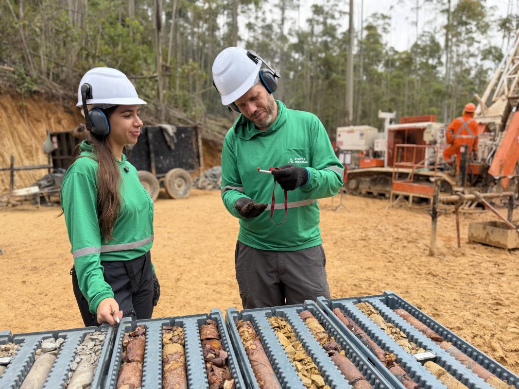 Power Minerals identifica 91 metros de mineralização de terras raras em Morro do Ferro, em Minas Gerais, com teor médio de 7,7% de TREO e amostra de 22,6%