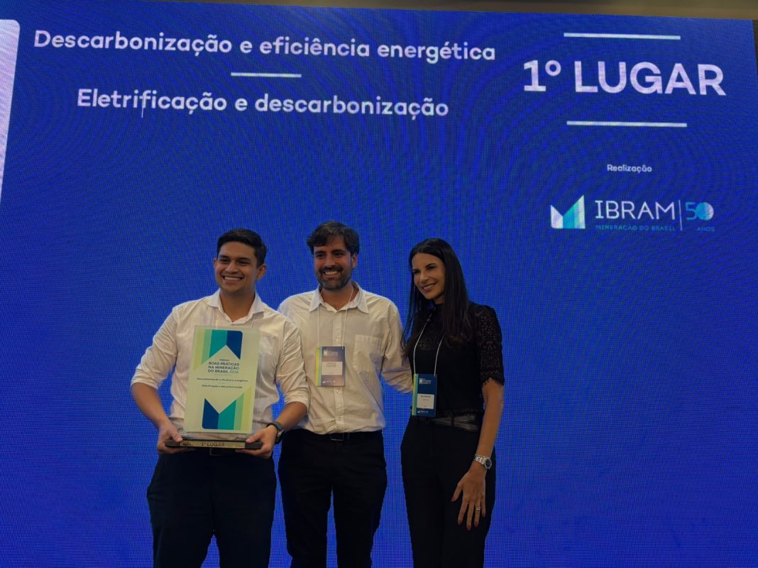 AngloGold Ashanti vence prêmio do IBRAM após 18 meses de testes com carregadeira elétrica em mina subterrânea, avanço na estratégia de descarbonização da mineração brasileira.