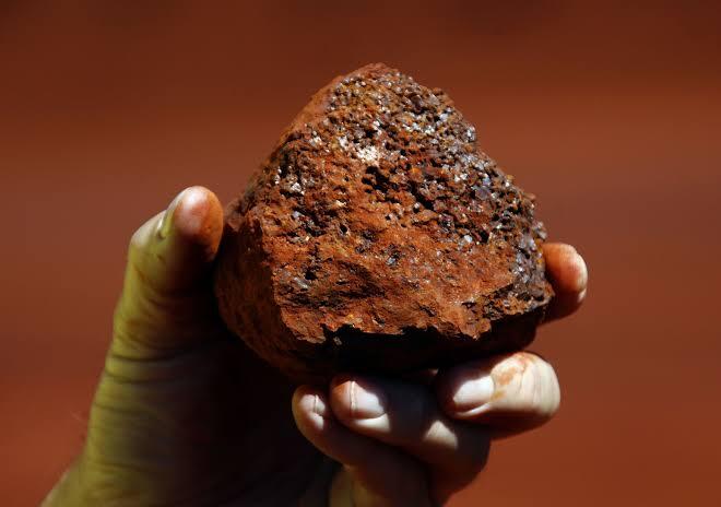 Mineração Guanhães recebe licenças ambientais para ampliar capacidade de 300 mil para 1,5 milhão de toneladas anuais de minério bruto em Minas Gerais, com validade até 2033.