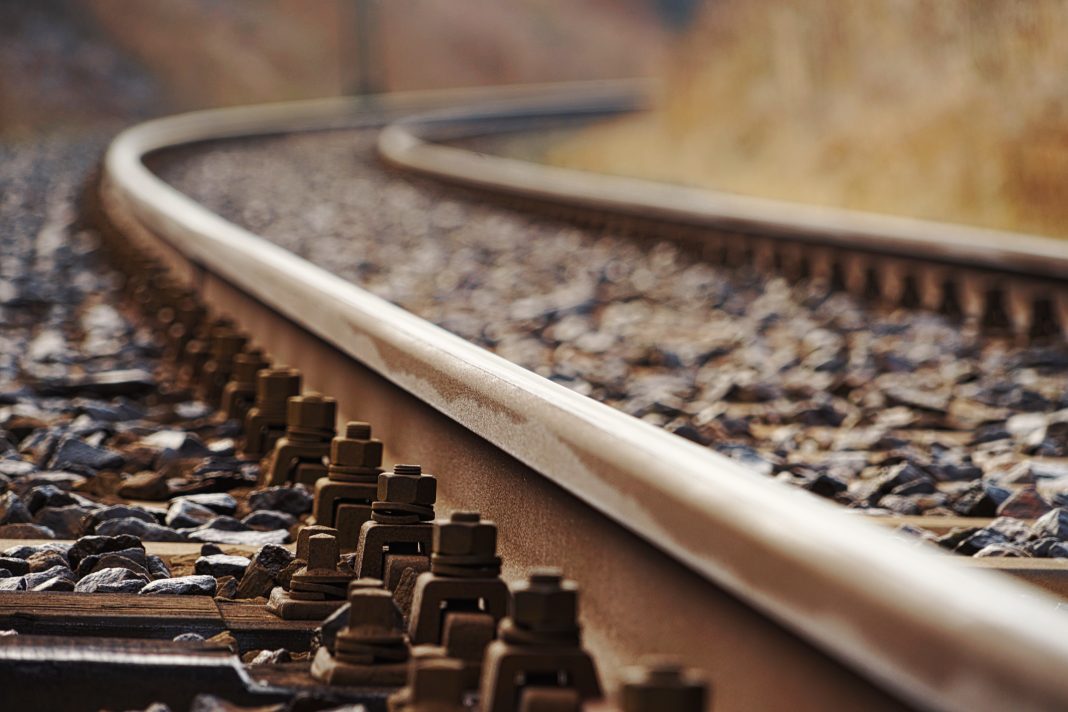 black and brown chess piece on white tray Em 2025, as ferrovias brasileiras movimentaram 555,48 milhões de toneladas úteis, com o minério de ferro respondendo por cerca de 72% das cargas.