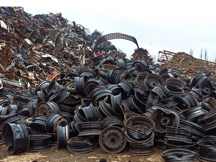 Sucata é apontada pela Usiminas como estratégica para reduzir emissões da siderurgia, enquanto novas regras de carbono podem elevar custos industriais a partir de 2031.